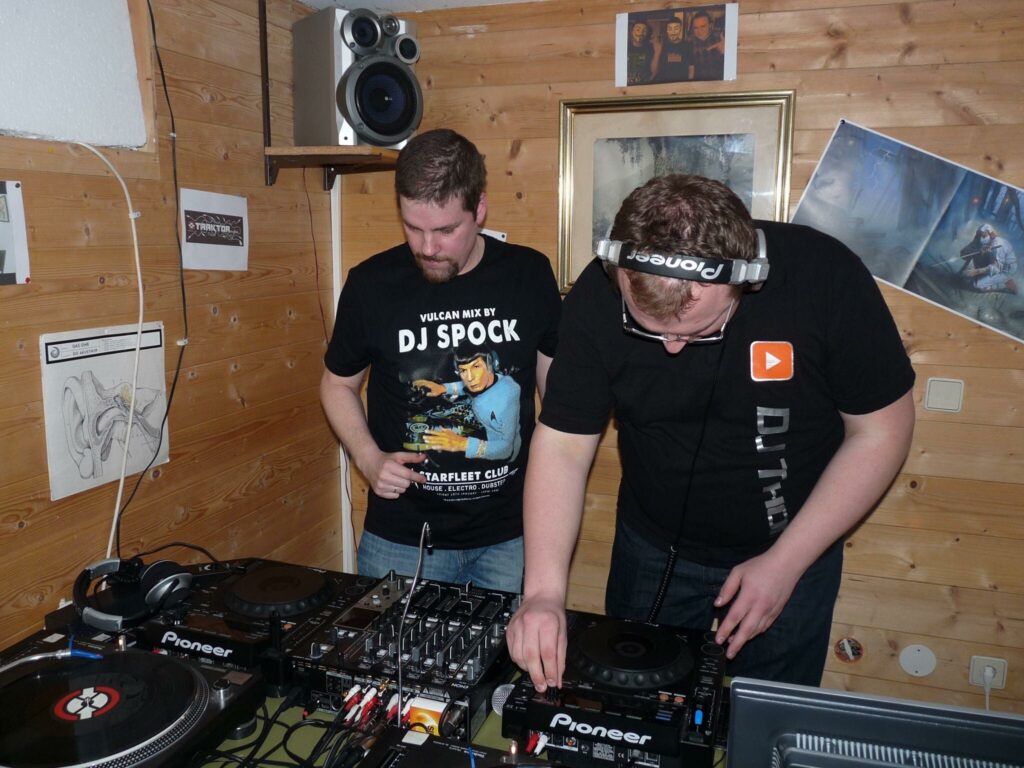 Electronic timetrip, 27.3. 21.00 – Dj Thom vs Manicjays