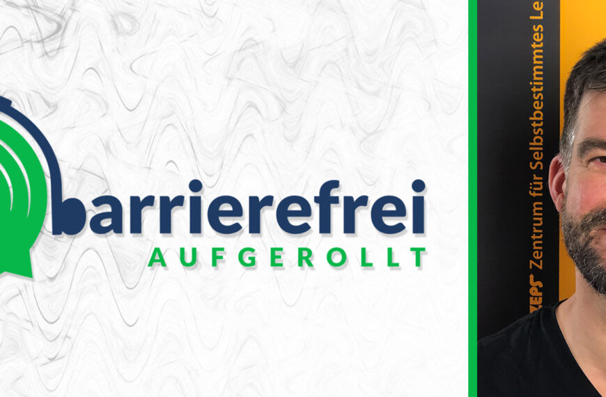 Die linken 2 Drittel sind das Logo von barrierefrei aufgerollt, ein Kopfhörer der auf einem Lautsprecher sitzt und das b geht über zu barrierefrei aufgerollt. Das rechte Drittel ein Portrait von Tobias Buchner.