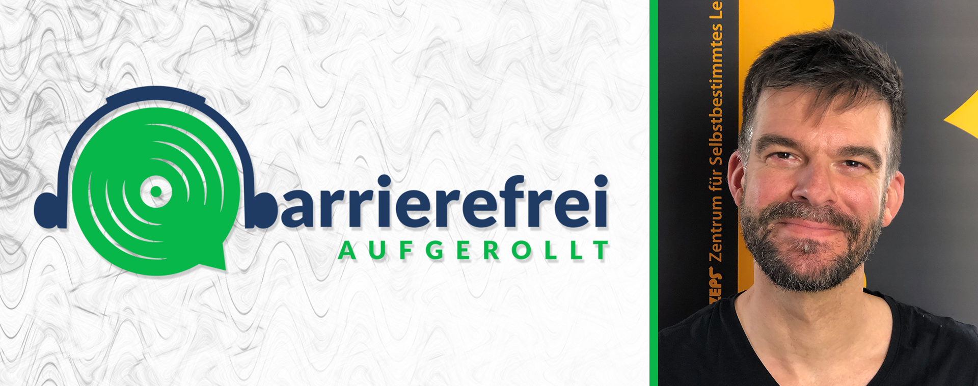 Die linken 2 Drittel sind das Logo von barrierefrei aufgerollt, ein Kopfhörer der auf einem Lautsprecher sitzt und das b geht über zu barrierefrei aufgerollt. Das rechte Drittel ein Portrait von Tobias Buchner.