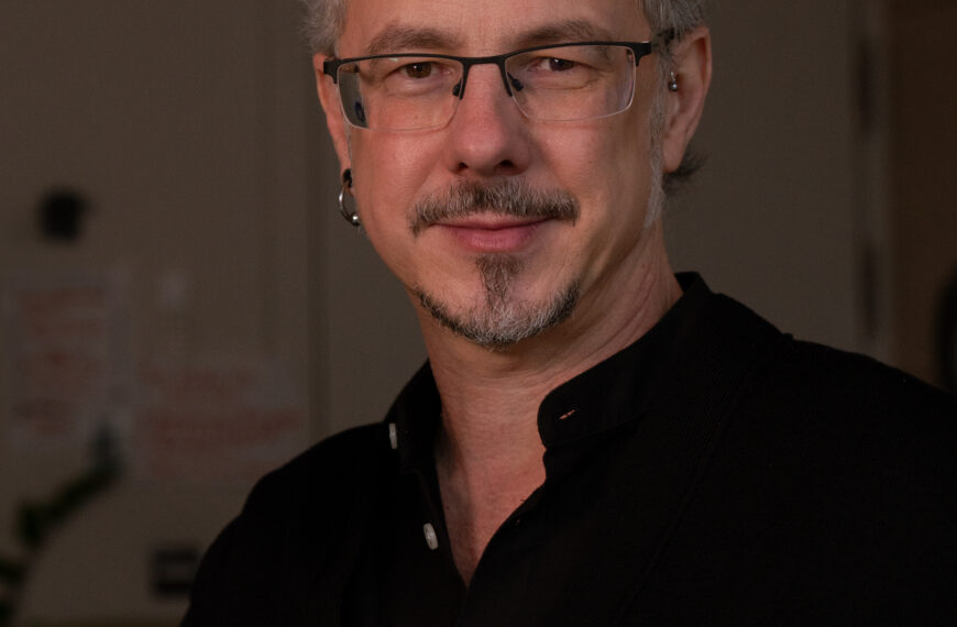 Das ist eine Person die Heinrich Deisl heißt.