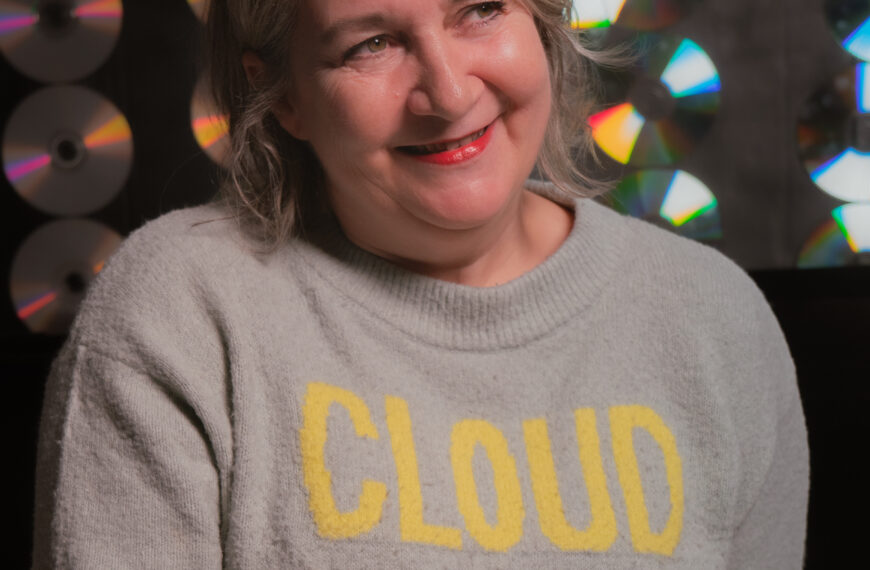 Das ist eine Person die Maggie Haslinger-Maierhofer heißt.