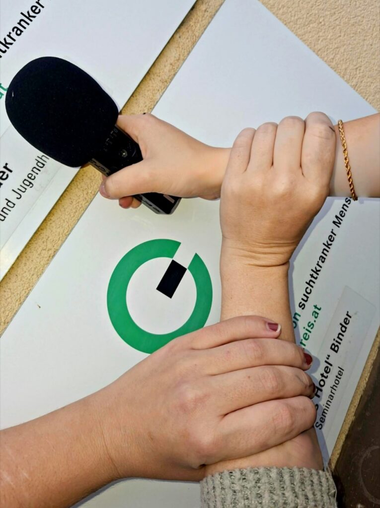 Foto mit Händen und dem Grünen Kreis Logo