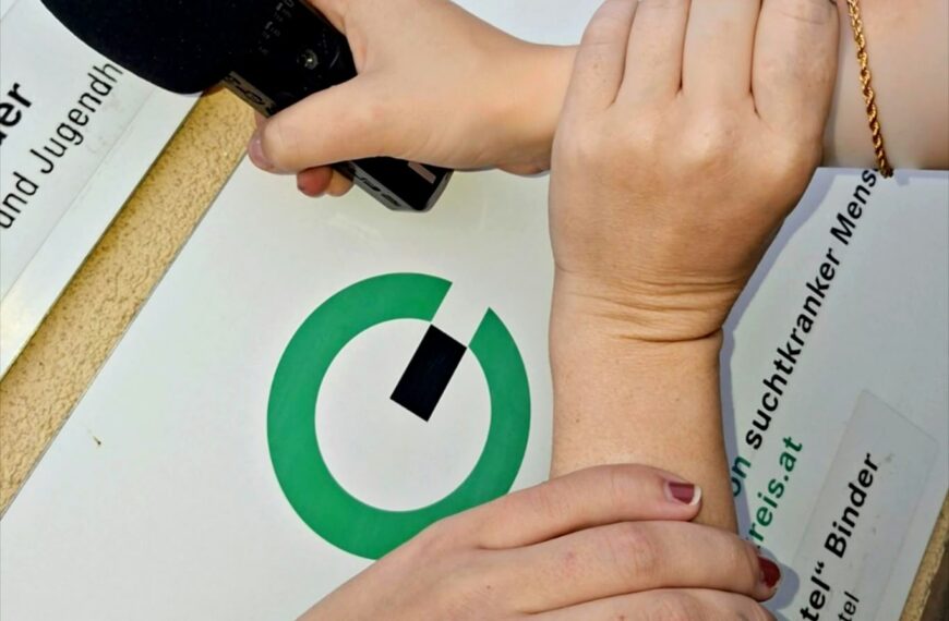 Foto mit Händen und dem Grünen Kreis Logo